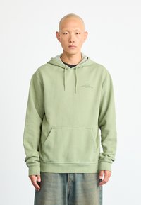 Ανοιχτό πράσινη hoodie από απαλό ύφασμα, διαθέτει μπροστινή τσέπη, ριμπ μανσέτες και κουκούλα με κορδόνι. Μικρή λεπτομέρεια με λογότυπο στο στήθος.