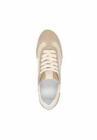 Beige Wildleder-Sneaker mit einem weißen Lederakzent, runder Zehenpartie und flachen Schnürsenkeln. Glatte Textur mit einem schichtweisen Design und gepolstertem Kragen.