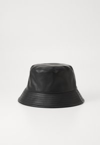 Pălărie de tip bucket din piele neagră, cu o coroana rotundă și o margine lată, cu striații. Textura netedă și luciul subtil îi îmbunătățesc designul.