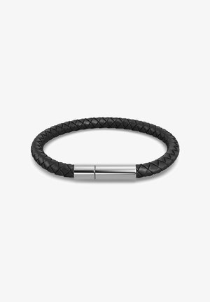 Bracelet en cuir noir tressé avec un fermoir magnétique argenté lisse centré sur un fond blanc.