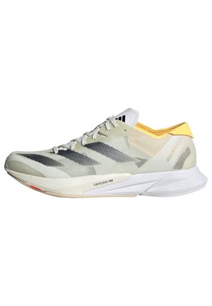 Chaussure de course Adidas gris clair avec bandes noires, lacets blancs, languette de talon jaune et semelle blanche "Lightstrike Pro", vue de profil.