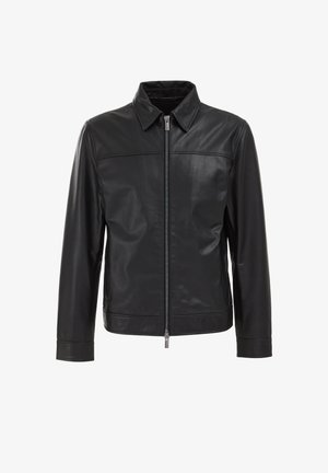 Čierna kožená bunda s predným zipsom, špicatým golierom a dlhými rukávmi. Vyznačuje sa hladkou textúrou a horizontálnym švom na hrudi.