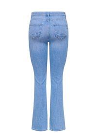 Ανοιχτό μπλε τζιν με ψηλή μέση, δύο πίσω τσέπες και ελαφρώς καμπυλωτά μπατζάκια, εμφανιζόμενο από πίσω.