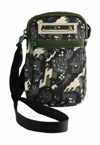 Minecraft-inspireret tværskuldertaske med et sort og grønt camouflagemønster, robust stof, forside med logo-patch og en justerbar strop.