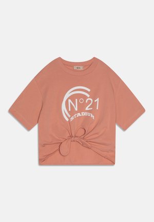 T-shirt rosa a maniche corte realizzato in morbido cotone. Presenta una grafica frontale con "N°21 STADIUM" e un dettaglio con nodo annodato in vita.