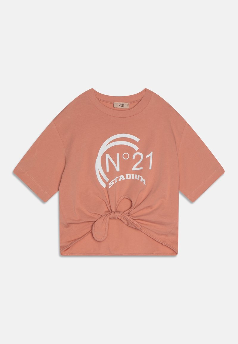 T-shirt rosa a maniche corte realizzato in morbido cotone. Presenta una grafica frontale con "N°21 STADIUM" e un dettaglio con nodo annodato in vita.