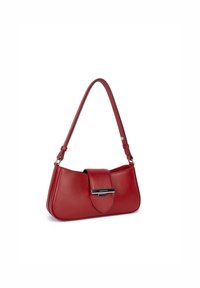 Borsa a tracolla in pelle rossa con forma curvata, chiusura superiore a pattina assicurata da una ferramenta argentata e una sola tracolla per indossarla a spalla. Texture liscia.
