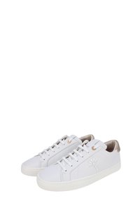 Sneakers bianche in pelle con una texture liscia, caratterizzate da una punta rotonda, chiusura con lacci e un accento marrone chiaro sul tallone. Un logo è impresso sul lato.