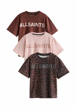 Tre korte ærmede AllSaints t-shirts i brun, lyserød og leopardprint med AllSaints-logo på brystet.