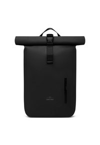 Tartós anyagból készült fekete roll-top hátizsák. Felső fogantyúval, állítható pánttal, első cipzáras zsebbel és minimalista logóval rendelkezik.