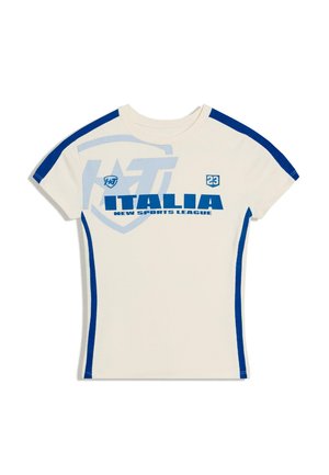 Tricou sport alb cu mâneci scurte, cu dungi albastre laterale, accente pe umeri și textul „ITALIA NEW SPORTS LEAGUE” cu un scut și grafica numărului 23.