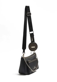 Borsa nera con una finitura textured, caratterizzata da un accento a catena, tasca frontale con zip e un portachiavi rotondo stampato attaccato alla tracolla.