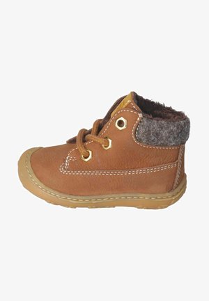Braune Leder-Ankle-Boots mit einem strukturierten grauen Filzrand, goldenen Ösen, braunen Schnürsenkeln und einer Gummisohle mit weißen Nähdetails.