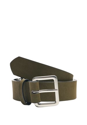 Ceinture en cuir vert olive avec boucle rectangulaire argentée mate et passant noir, roulée sur fond blanc.