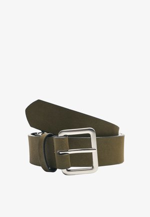 Ceinture en cuir vert olive avec boucle rectangulaire argentée mate et passant noir, roulée sur fond blanc.