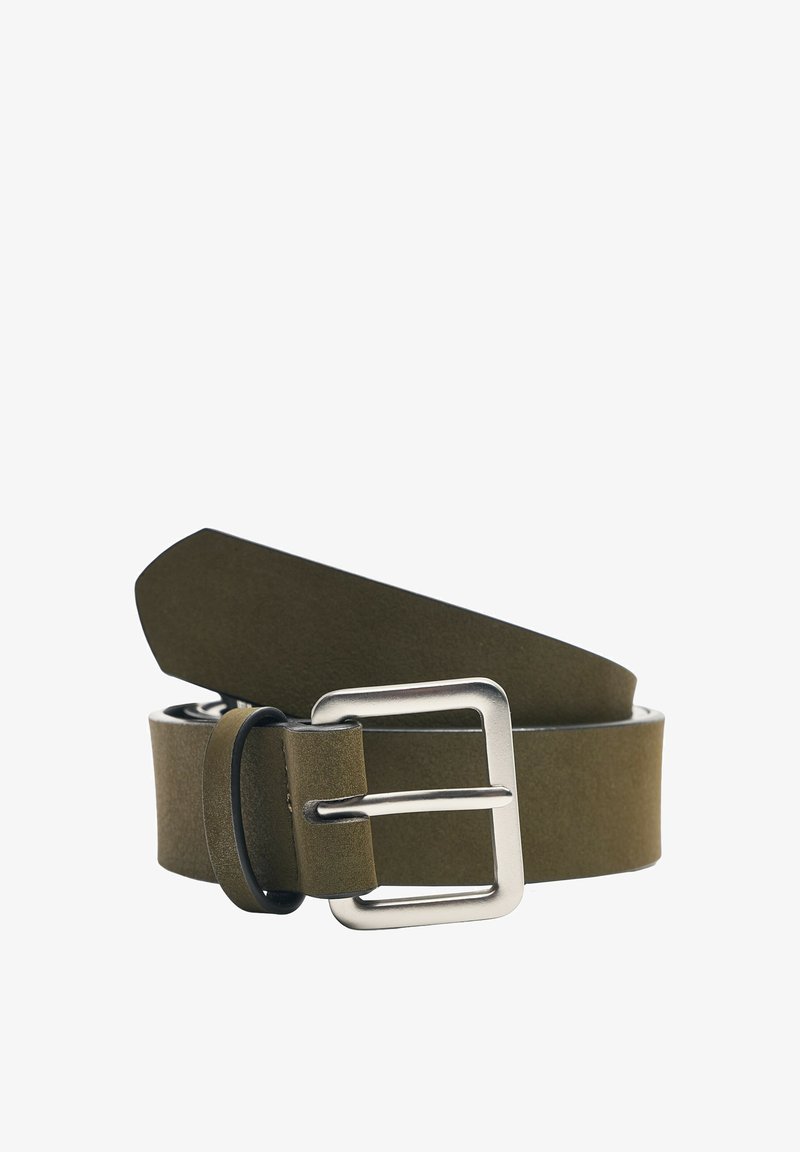 Ceinture en cuir vert olive avec boucle rectangulaire argentée mate et passant noir, roulée sur fond blanc.