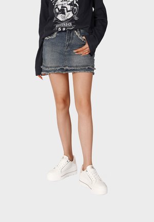 Queen Helena, X35-48 - Sneakers basse - bianco oro