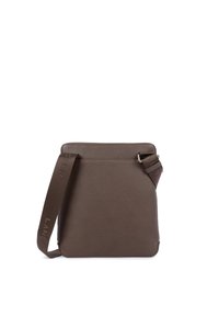 Borsa a tracolla in pelle marrone con superficie testurizzata, chiusura con zip e tracolla regolabile con dettagli del logo impresso.