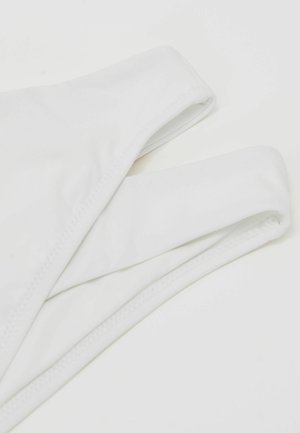 Hvid bikini-top med en glat tekstur, justerbare stropper og rene linjer uden synlige mønstre eller pynt.