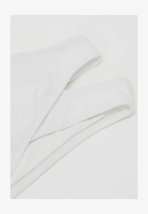 Hvid bikini-top med en glat tekstur, justerbare stropper og rene linjer uden synlige mønstre eller pynt.