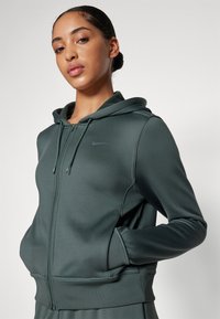 Nike Performance ONE - Felpa con zip - vintage green/white