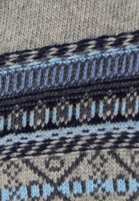 Maglione in maglia con un motivo blu, grigio e nero. Tessuto caratterizzato da forme orizzontali e a diamante di spessori variabili.