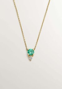Collar de cadena de oro que presenta un esmeralda redonda y un acento de diamante en forma de pera, ambos establecidos en un bisel de oro texturizado.
