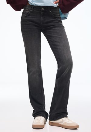 Bershka, LOW-RISE SLIM FIT BOOT-CUT JEANS - JEANS - Jeans Bootcut - black