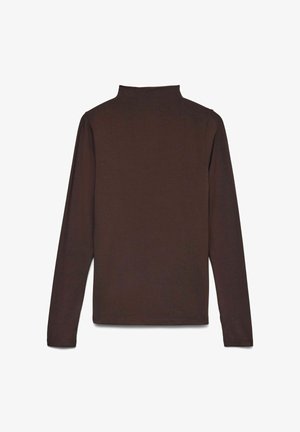 Smeđi dugi rukavi turtleneck majica izrađena od mekog materijala, koja ima jednostavan dizajn bez uzoraka ili ukrasa.
