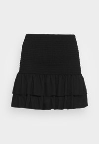 Saia mini preta em camadas com parte superior franzida, apresentando duas camadas de babados. Feita de um tecido suave, a textura é ligeiramente amarrotada.
