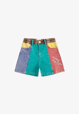 Shorts en denim colorés avec des panneaux en bleu, vert, jaune et rouge. Une taille marron avec un bouton à l'avant, et "Bobo Choses" imprimé en blanc.
