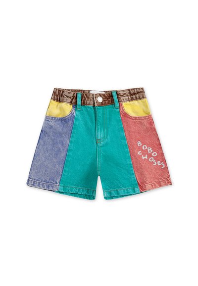Shorts en denim colorés avec des panneaux en bleu, vert, jaune et rouge. Une taille marron avec un bouton à l'avant, et "Bobo Choses" imprimé en blanc.
