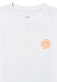 T-shirt en coton blanc avec un motif de rayons de soleil subtil et un logo circulaire orange avec un design géométrique dans le coin inférieur droit.