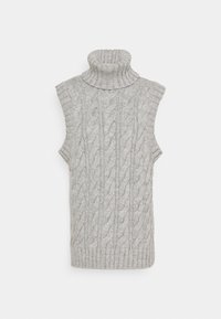 Jersey sin mangas de color gris con textura de punto cableado, cuello y dobladillo acanalados, que presenta un corte relajado y huecos en las axilas.