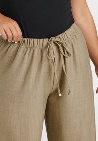 Yours Clothing WIDE  - Tygbyxor - light brown