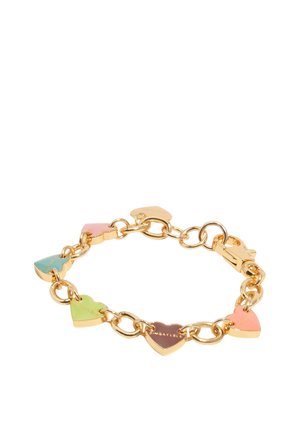 Pulsera de cadena de oro con seis charms en forma de corazón multicolor en azul pastel, rosa, verde, marrón y melocotón, distribuidos de manera uniforme alrededor de la pulsera.