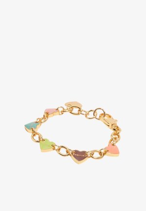 Pulsera de cadena de oro con seis charms en forma de corazón multicolor en azul pastel, rosa, verde, marrón y melocotón, distribuidos de manera uniforme alrededor de la pulsera.