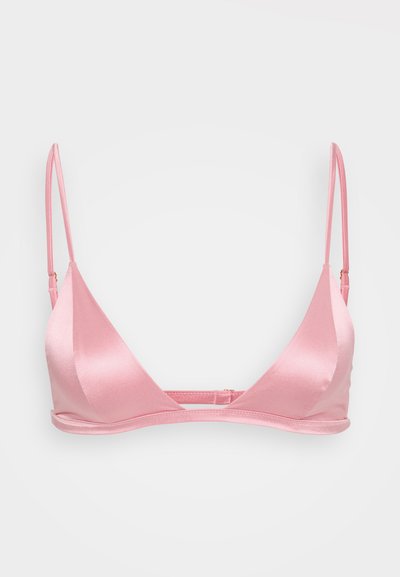 Bralette triangular de satén rosa con tirantes ajustables finos y un diseño sin costuras, que presenta un cierre de gancho en la parte posterior.