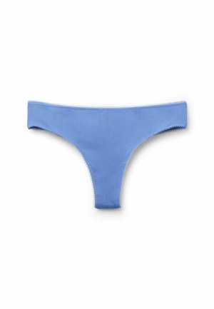 Hellblauer, gerippter Stoff, Damen-String mit schmalem Bund und gezacktem Saumrand vor weißem Hintergrund.