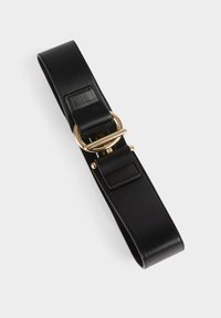 Cintura in pelle nera con un design ampio, fibbia circolare in tonalità oro con una barra, e una texture liscia con minimi dettagli di cucitura.