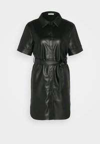 Zwarte nep leren shirtjurk met korte mouwen, knopenlijst aan de voorkant, bijpassende riem en twee voorzakken. Glad textuur met een slanke silhouet.