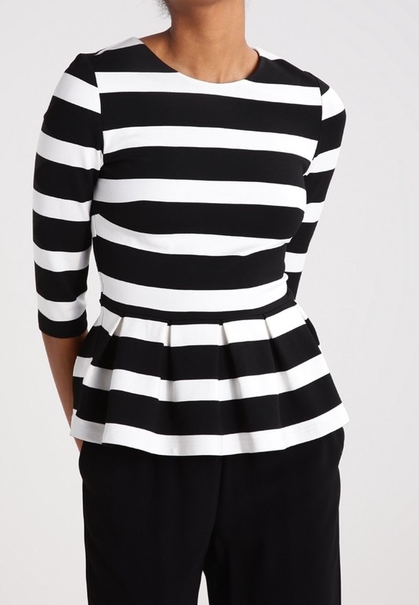 Haut peplum à rayures noires et blanches avec des manches trois-quarts, encolure arrondie et détail de taille plissée. Texture de tissu lisse.