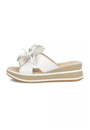 Biała sandałka na platformie z beżową podeszwą, podwójnymi paskami i dekoracyjną kokardą na górze, zaprojektowana do codziennego noszenia.
