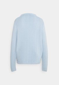 Světle modrý pletený svetr s texturovaným, žebrovaným vzorem. Má kulatý výstřih a dlouhé rukávy, s volným střihem na spodním lemu.