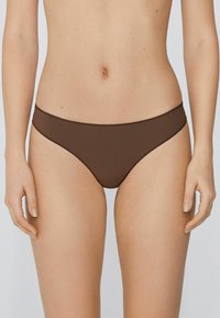 Brązowe bikini dolne o gładkiej fakturze materiału, minimalistyczny krój oraz kontrastowe przeszycia wzdłuż krawędzi.