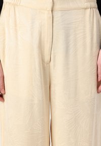 Thumbnail Image 7