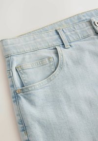 Jeans din denim de culoare albastru deschis, cu un buzunar frontal, cusături galbene în contrast și închidere cu buton la talie. Textură moale.