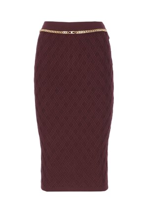 Gonna a tubino bordeaux scuro fino al ginocchio con motivo a maglia geometrica testurizzata e cintura sottile in catena d'oro in vita.