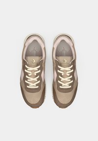 Sneakers marroni e beige con accenti rosa, realizzati in pelle scamosciata e rete, dotati di una punta arrotondata, lacci e una suola in gomma texturizzata.