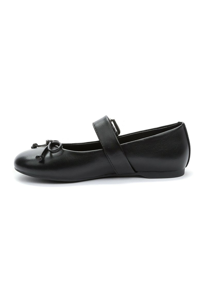 Scarpa piatta nera in pelle con punta arrotondata, dettaglio decorativo a fiocco e cinturino regolabile sulla parte superiore del piede. Texture liscia, design minimalista.